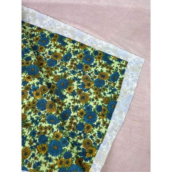 Vintage 1960s 1970s Mod Flower Power Fabric 47x60” - Picture 4 of 4